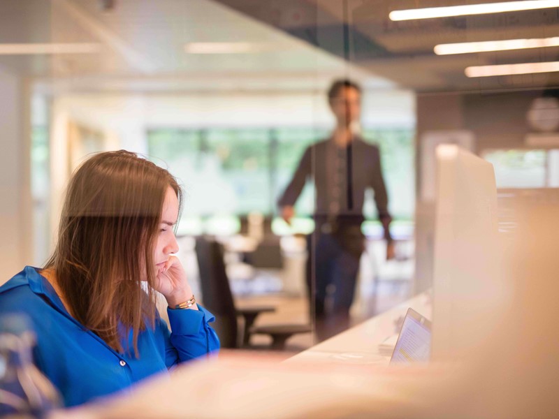 Gestionnaire de portefeuille qui analyse sur son écran