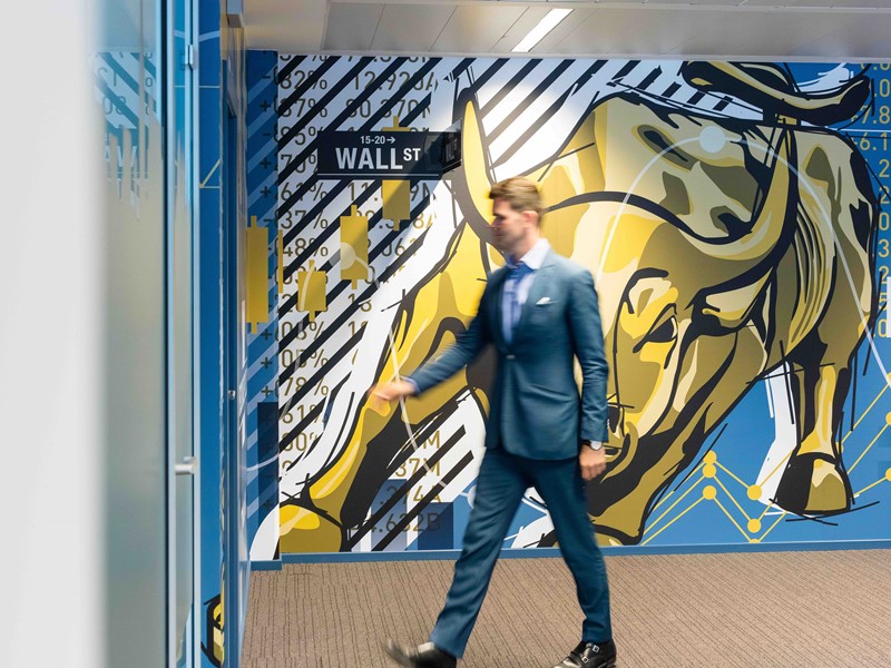 Personne marchant dans les bureaux d'Econopolis