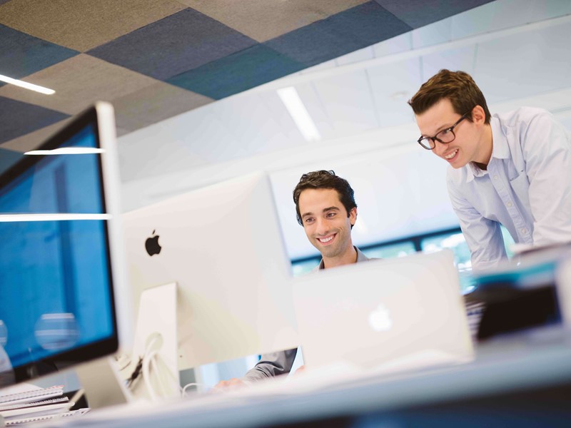 Deux gestionnaires de portefeuille en discussion à Econopolis