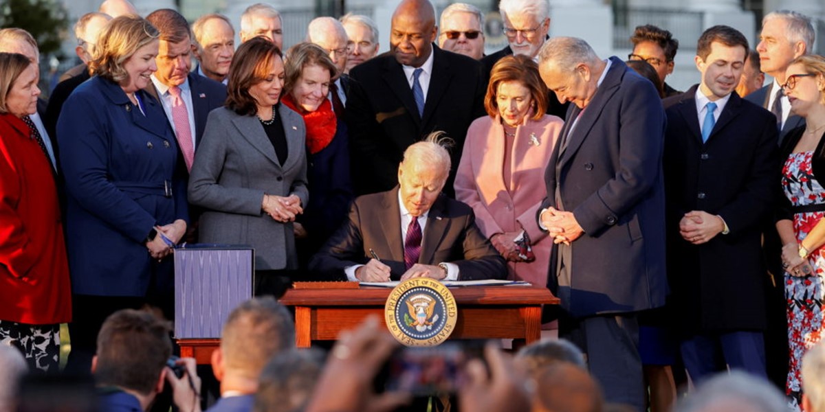 Joe Biden ondertekent het "Infrastructure Investment and Jobs Act", in de Zuidtuin van het Witte Huis in Washington op 15 November 2021