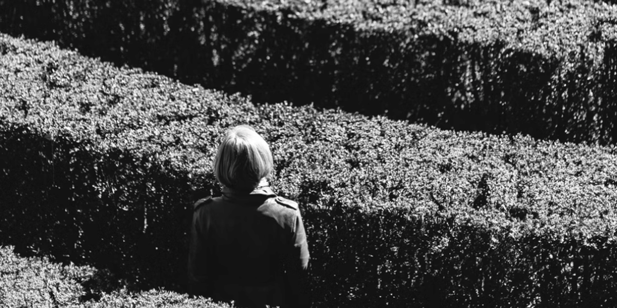 Vrouw verdwaalt in doolhof