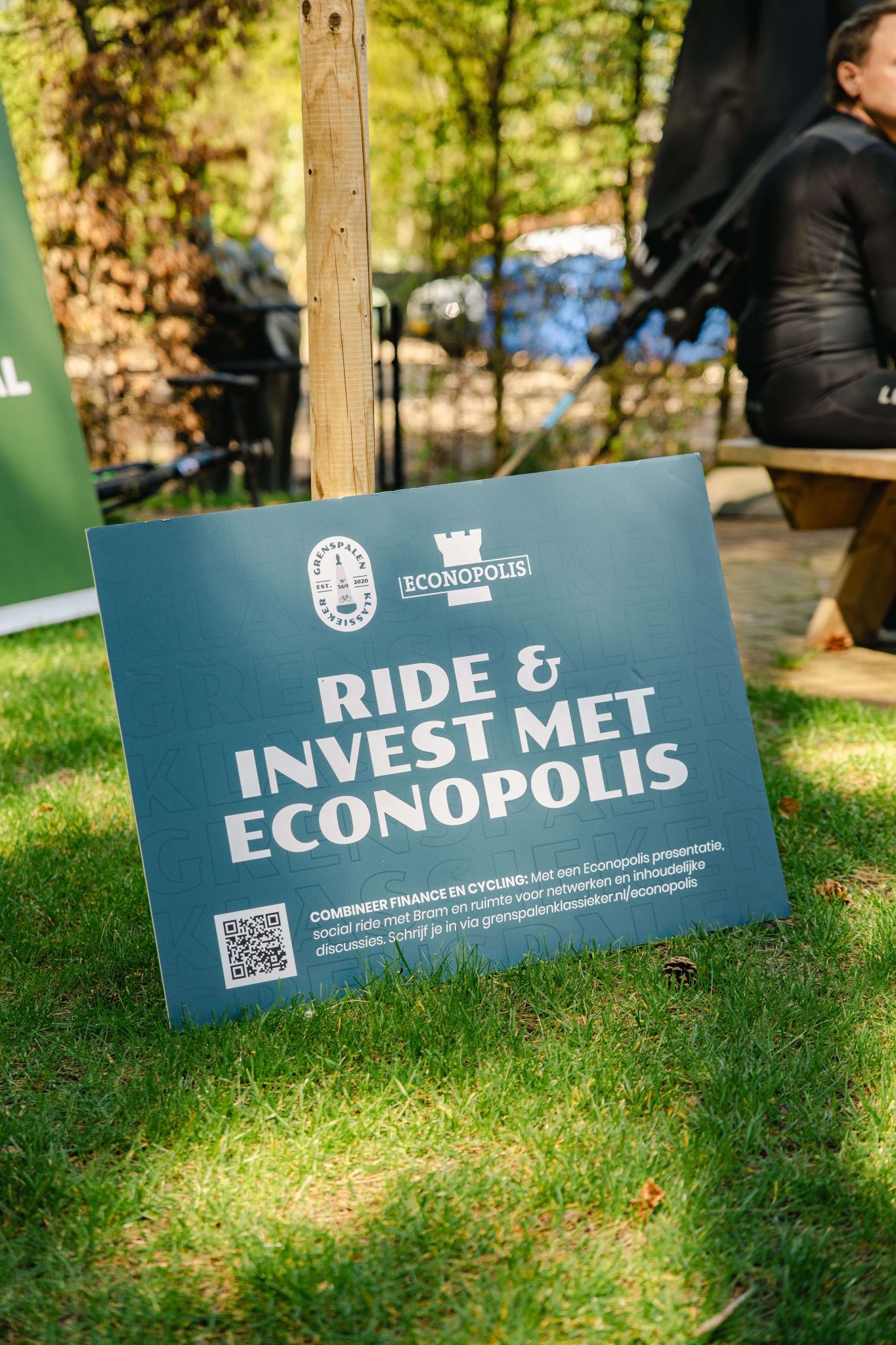 Bord met de tekst Ride & Invest met Econopolis op het finishkamp van de Borderride400