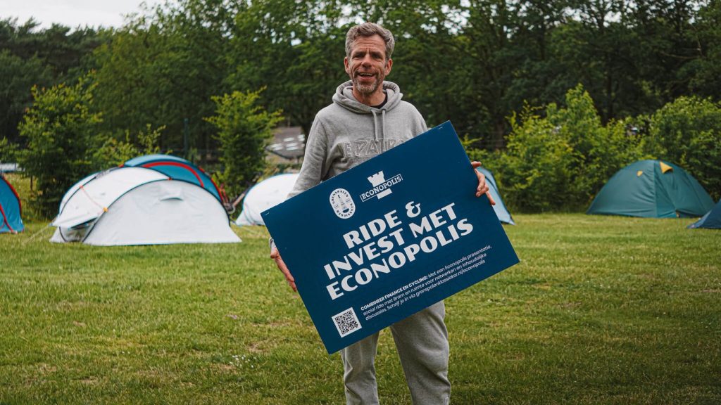 Onze uitnodiging voor de klanten, midden in het finishkamp.